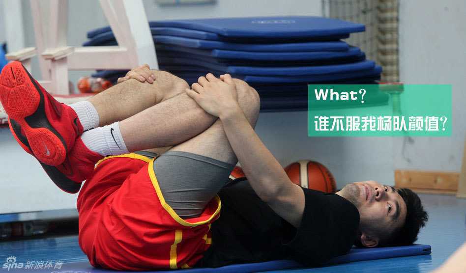 男篮集训颜值之争,郭艾伦自称帅得太明显引发“内讧” 队长周鹏在训练中表情专注,用一记势大力沉的扣篮霸气地终结了场边的颜值争论。