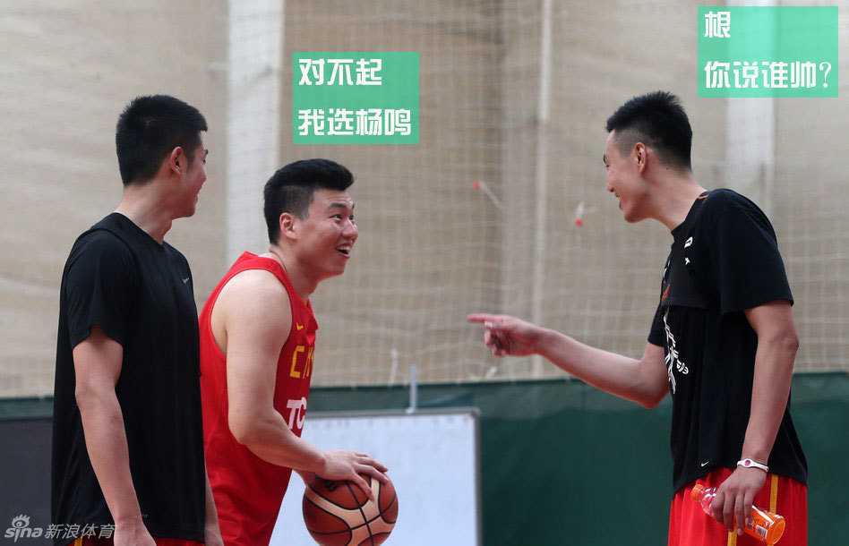男篮集训颜值之争,郭艾伦自称帅得太明显引发“内讧” 场边的年轻队员看得目瞪口呆,完全被几位老大哥关于“颜值”的幽默辩论所吸引。