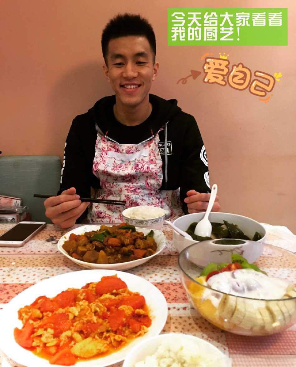 男篮食堂争霸赛:郭少打蛋靠队友,西热烤肉获姚明点赞 镜头拉近,餐盘里的番茄炒蛋色泽金黄诱人,仿佛正散发着香气,但这盘看似普通的家常菜,却成了检验郭少厨艺的一道‘天堑’。