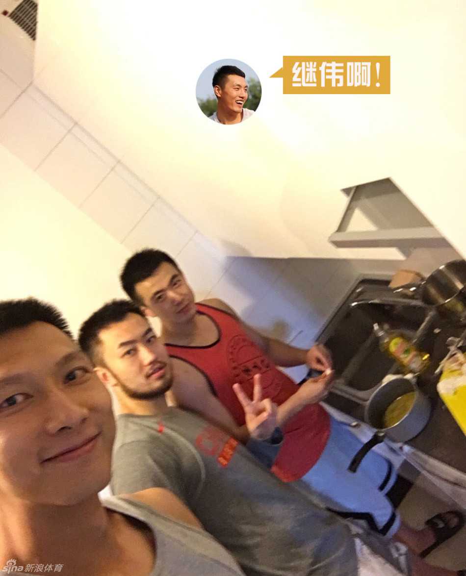 男篮食堂争霸赛:郭少打蛋靠队友,西热烤肉获姚明点赞 一碗简单的泡面,热气腾腾,它虽然朴素,却在无数个训练结束后的深夜或赶赴客场的途中,填饱过运动员们疲惫的身体。