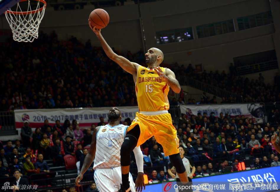 疆同激战国内球员闪耀赛场 场边美女球迷全神贯注,为每一个精彩进球忘情欢呼