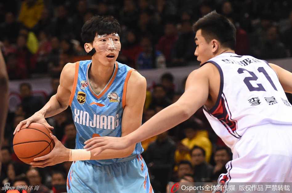 疆土风云:从周琦到李根,那一代男篮的热血与较量 新疆队内线高塔林立,周琦与李慕豪在禁区展开直接对话,两人长臂如林,在空中为篮板球展开激烈争夺。