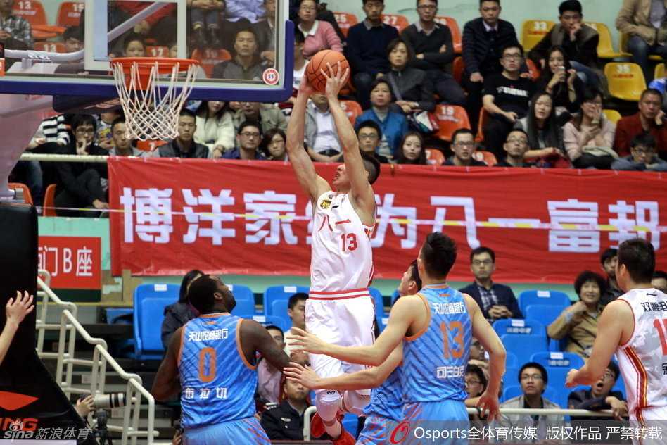 疆域铁军故人对决,新锐老将赛场争锋 全场焦点的外援布莱切在内线凭借梦幻脚步试图摆脱许钟豪的贴防,两人肌肉碰撞的瞬间迸发出本场比赛最激烈的火花,内线之争堪称经典。