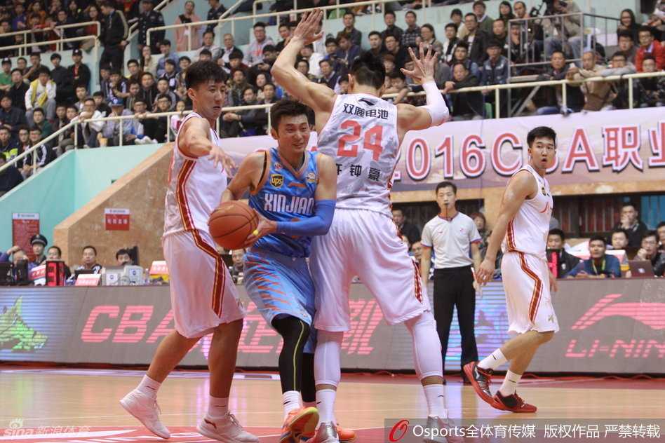 疆域铁军故人对决,新锐老将赛场争锋 许钟豪在内线以一敌二,面对布莱切的强力防守依然选择强行出手,尽管身体失去平衡,但眼神中充满了对胜利的渴望和不服输的倔强。