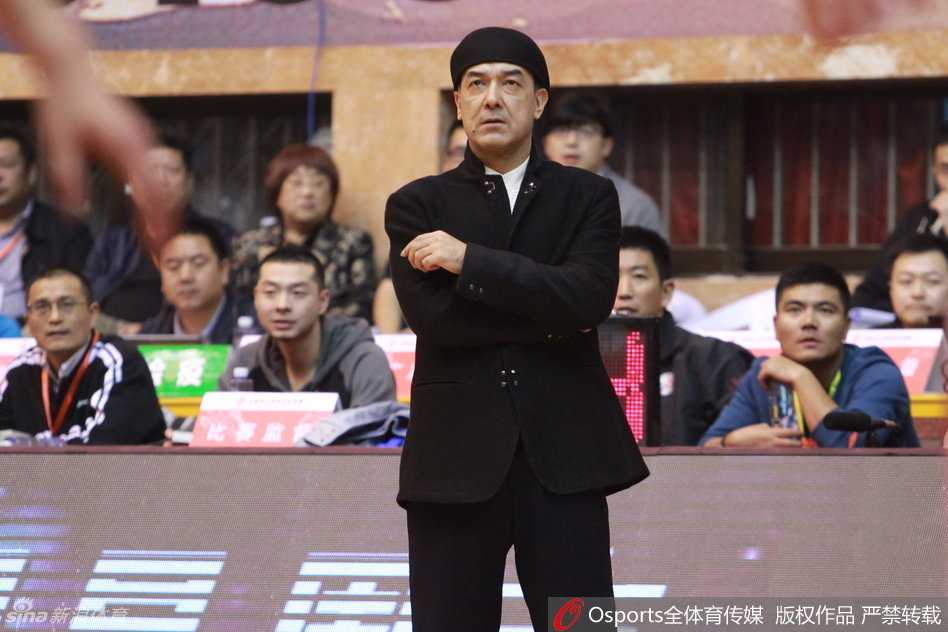 疆域铁军故人对决,新锐老将赛场争锋 八一队老将刘炜利用经验突破重围,在对抗中顽强地将球抛向篮筐,篮球擦板入网,这一刻他仿佛在用行动诠释着何为永不言弃的篮球精神。