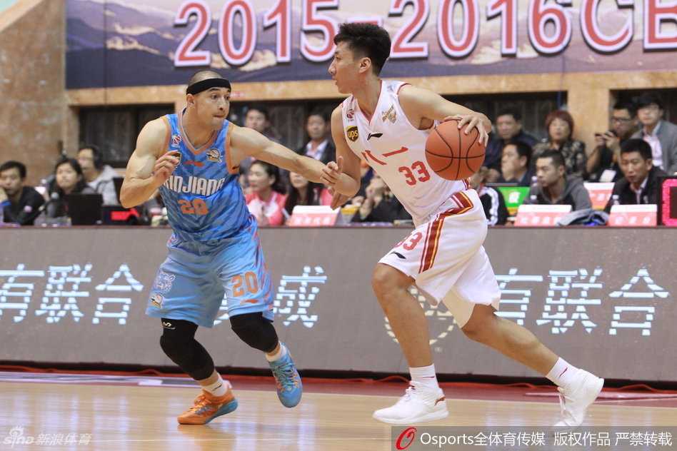 疆域铁军故人对决,新锐老将赛场争锋 在队友的掩护之下,新疆队锋线尖刀李根在外线果断出手,篮球划过一道完美的弧线直钻网窝,他的大心脏投射能力令对手的防线顾此失彼。