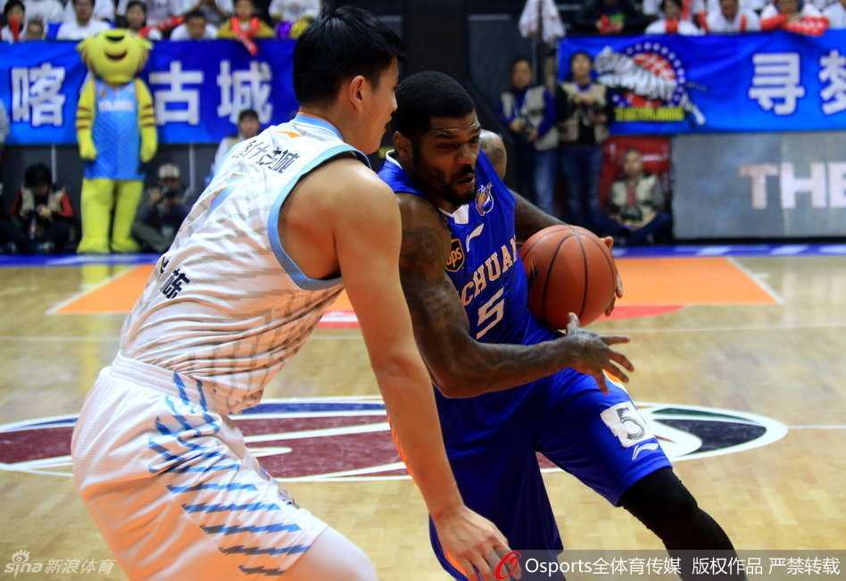 疆川大战烽火连天 亚当斯率新疆复仇蜀地军团 哈达迪泰山压顶般杀向内线,巨掌开路犹如推土机碾过禁区,防守者面露难色