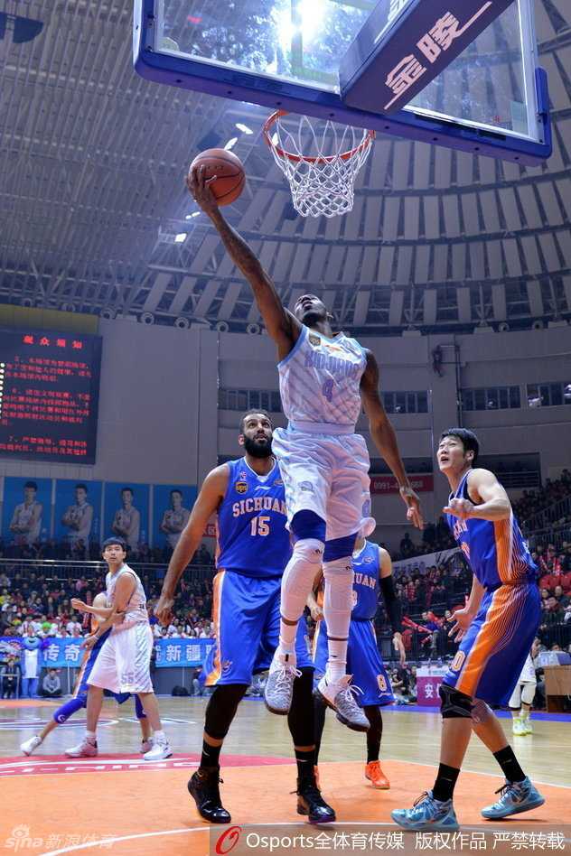 疆川大战烽火连天 亚当斯率新疆复仇蜀地军团 蔡晨背身强吃防守,肌肉碰撞中扛开空间,转身勾手霸气十足