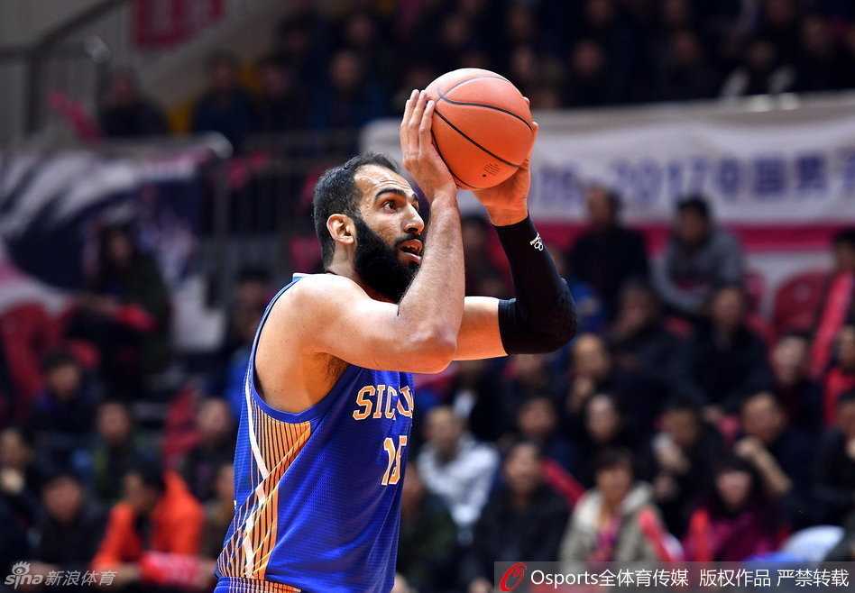 疆川大战烽火连天 亚当斯率新疆复仇蜀地军团 孙桐林奋力跃起与哈达迪拼抢篮板,肌肉紧绷眼神坚定,篮下瞬间迸发力量