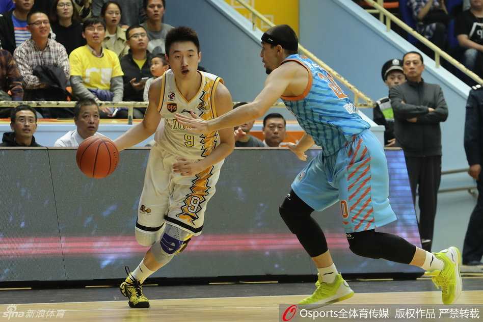 疆广厦七年恩怨续写新篇 红山破咒之夜与天王山之战的激情回眸 布拉切用庞大的身躯完成势大力沉的单手劈扣,但在他无奈的表情中,似乎预示着这场比赛的结局并不如人意。