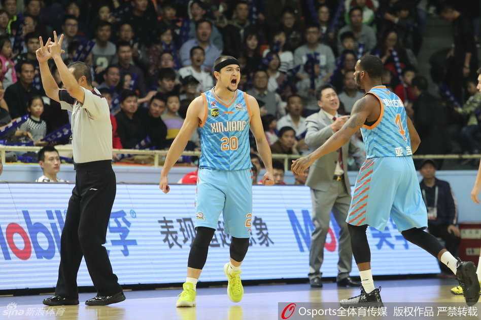 疆广厦七年恩怨续写新篇 红山破咒之夜与天王山之战的激情回眸 西热力江振臂怒吼,在亚当斯身旁激情庆祝得分,他的铁血防守点燃了新疆主场球迷的无限热情。