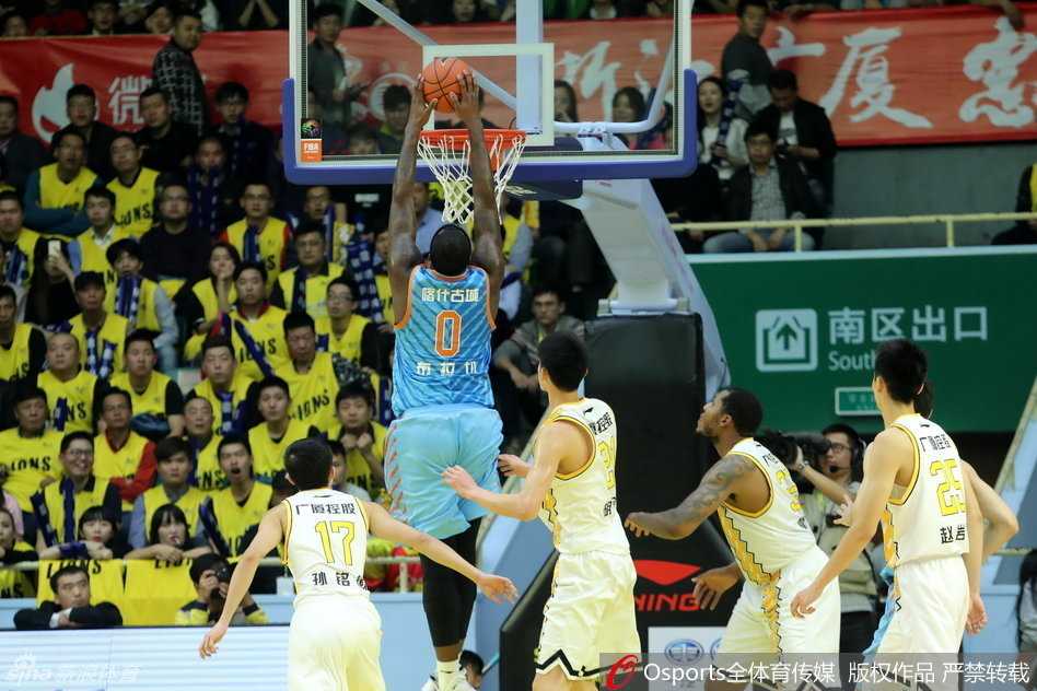 疆广厦七年恩怨续写新篇 红山破咒之夜与天王山之战的激情回眸 可兰白克马坎持球强行突破,面对广厦队员的严密布防,他如尖刀般直插对手腹地,彰显着新疆队长的硬汉本色。