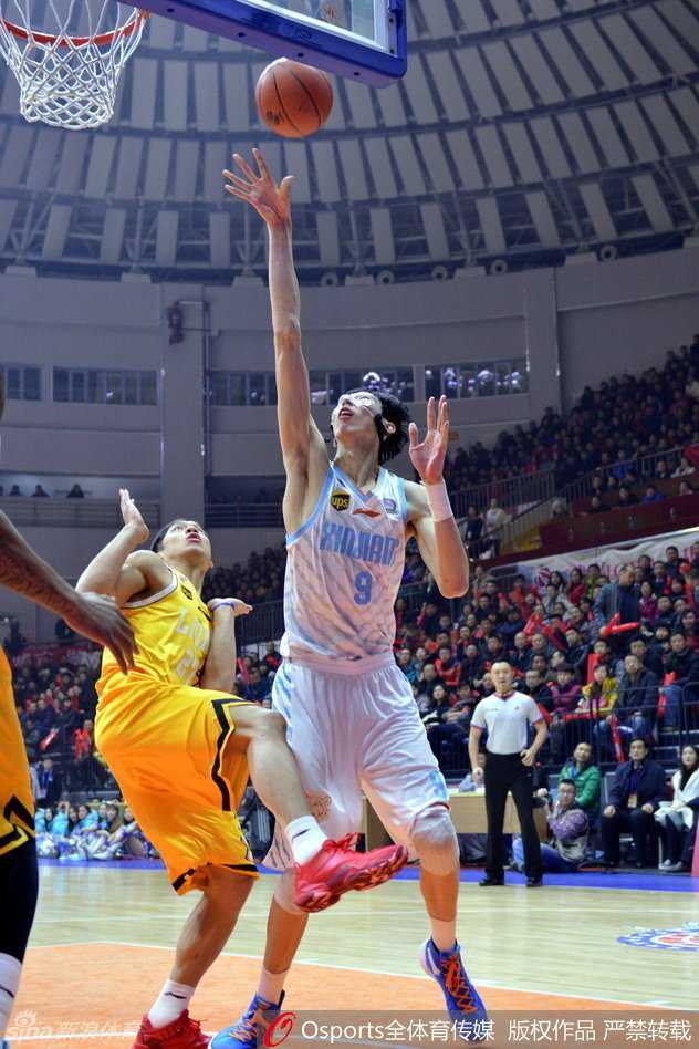 疆广厦连续恶斗,周琦与林志杰演绎季后赛级别对抗 小诸葛李秋平场边运筹帷幄,与裁判据理力争,每一个手势都透露出冠军教头的威严。