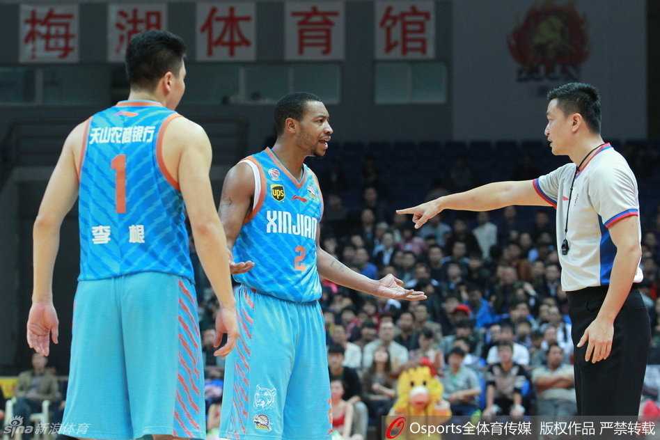 疆浙大战风云录:西热力江的血性与布拉切的巨人身姿 老将刘炜在人群中遭遇浙江队两人的凶狠夹抢,他俯身死死护住皮球,经验丰富的他并未慌张,而是在夹缝中寻找出球的机会。