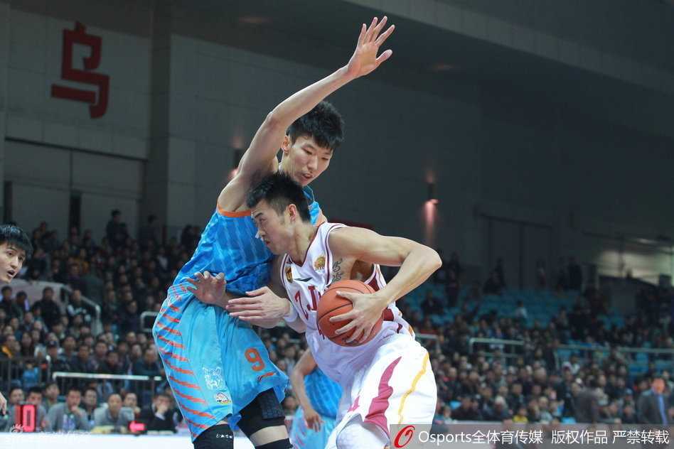 疆浙大战风云录:西热力江的血性与布拉切的巨人身姿 丁锦辉与苏伟在罚球线附近相遇,两人身着不同颜色的球衣,却面带微笑互相拍打致意,在激烈的比赛中流露出难得的老友温情。