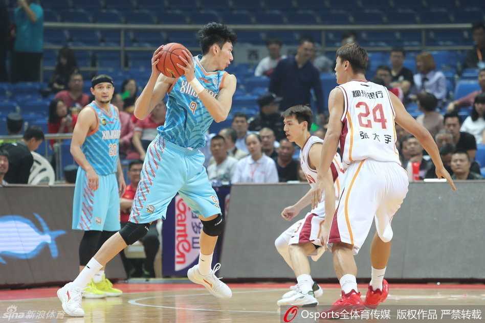 疆浙激战录:周琦布拉切双塔擎天,沃伦独木难支 布拉切背身单打,他用力向后碾压,防守球员虽全力以赴却难以撼动,只能目送这位内线巨无霸完成一次强硬的篮下进攻。