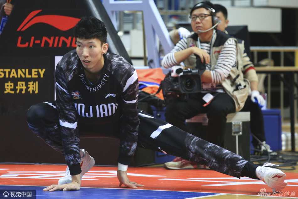 疆浙激战录:周琦布拉切双塔擎天,沃伦独木难支 布拉切低位单打,他往后靠了靠感受防守位置,随即一个漂亮的转身后仰跳投,防守球员只能望球兴叹,皮球空心入网。