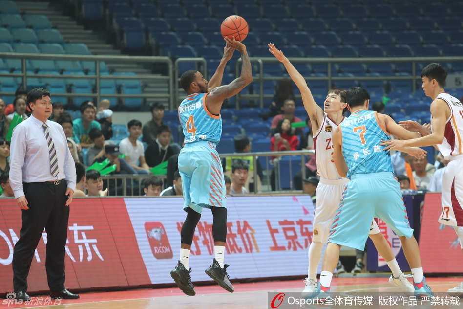 疆浙激战录:周琦布拉切双塔擎天,沃伦独木难支 夏钰博在快攻中接球,他毫不犹豫地腾空而起,空中对抗后利用手腕的柔和感觉将球挑向篮板,动作舒展而流畅。