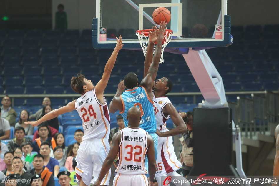 疆浙激战录:周琦布拉切双塔擎天,沃伦独木难支 周琦篮下高举高打,面对浙江队年轻内线的封盖,他用一记轻松的勾手将球送入篮筐,为新疆队稳住阵脚。