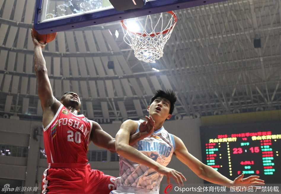 疆湖再现丨那年周琦布拉切换手疾走 刘炜掌舵老将逆生长 刘炜挥手示意全队落位,队友们心领神会疾走穿插,每一次战术布置都透着默契