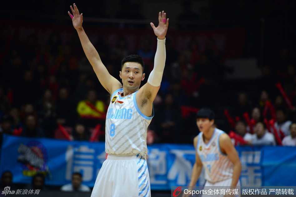 疆湖再现丨那年周琦布拉切换手疾走 刘炜掌舵老将逆生长 周琦在对手的包夹下依然从容,用一记单手劈扣终结进攻,天赋尽显