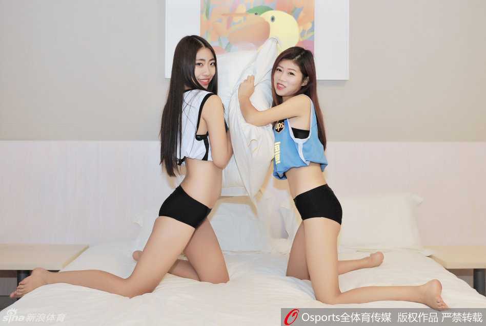 疆粤大战一触即发 宝贝抱枕秀甜美助威 闺蜜二人互不相让,用抱枕轻轻打闹,画面充满动感和青春气息