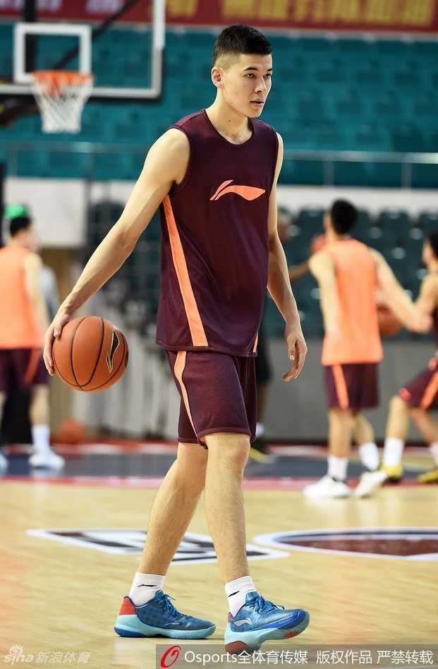 疆粤大战前奏:周琦遭球探围观测评,史蒂芬森首训秀暴扣,李根李学林老友重逢叙旧 阿不都沙拉木底角出手三分,皮球在空中划过一道完美的弧线,他的眼神紧紧盯着篮筐,充满对胜利的渴望。