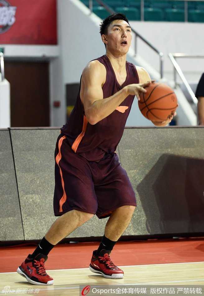 疆粤大战前奏:周琦遭球探围观测评,史蒂芬森首训秀暴扣,李根李学林老友重逢叙旧 孙桐林在篮下进行对抗后的勾手投篮,肌肉线条在灯光下清晰可见,神情专注,对待训练如同实战。