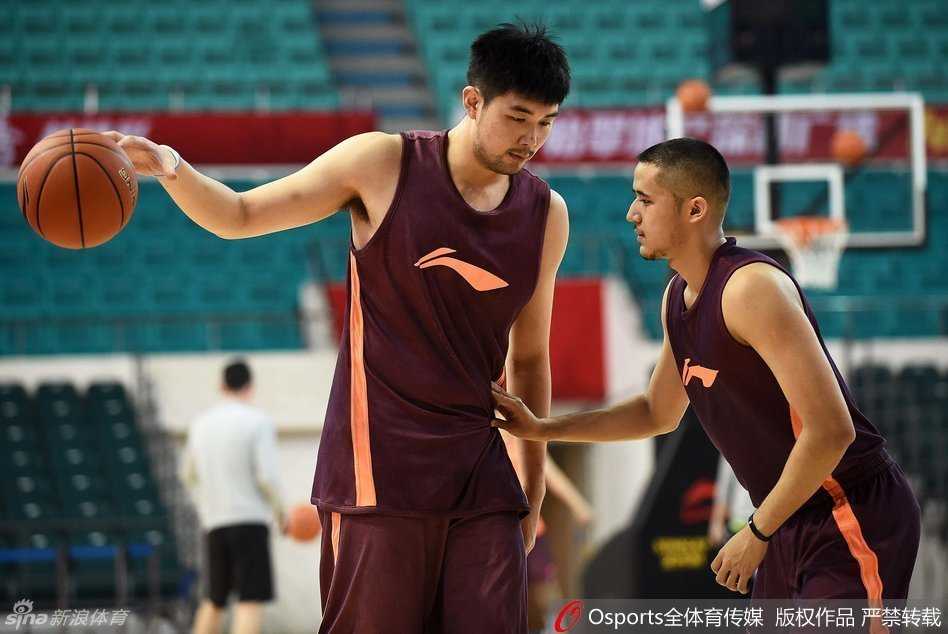 疆粤大战前奏:周琦遭球探围观测评,史蒂芬森首训秀暴扣,李根李学林老友重逢叙旧 周琦弯着腰,双手撑在膝盖上,目不转睛地盯着场边的摄像机镜头,仿佛在思考这个设备如何捕捉到他即将在赛场上的统治力。