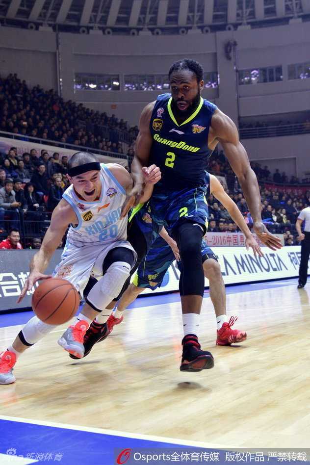 疆粤大战烽火再燃,易建联与周琦禁区争霸演绎传奇对决 易建联与周琦在篮下肌肉绞杀,阿联青筋暴起奋力卡位,周琦张开长臂寸土不让,篮下的方寸之地瞬间化为修罗战场。