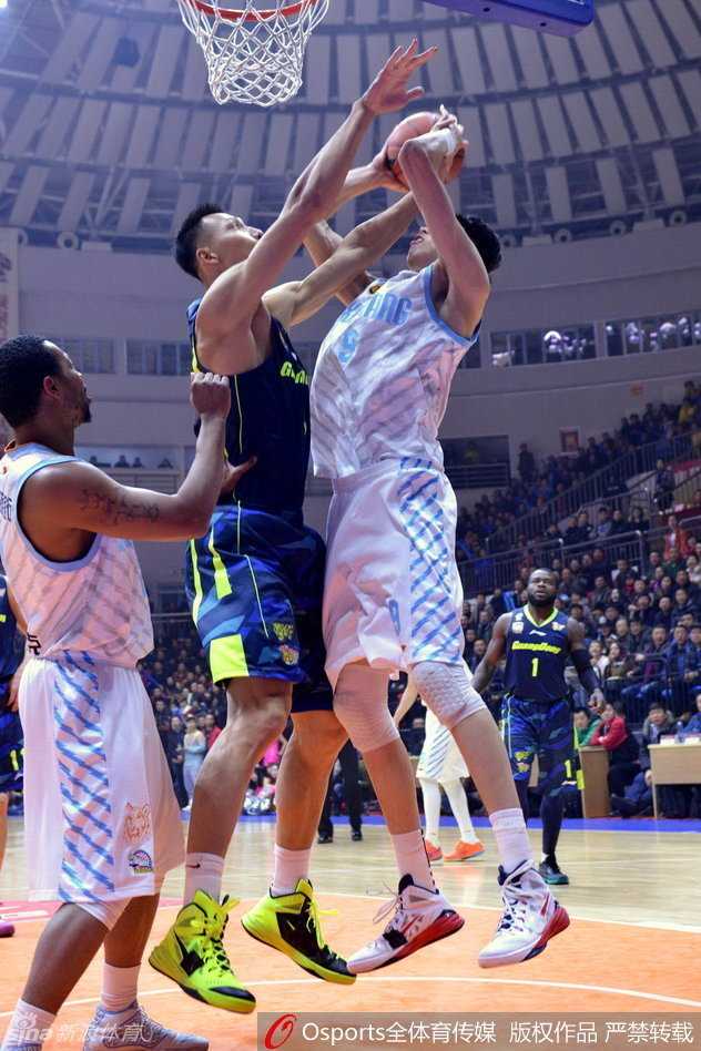 疆粤大战烽火再燃,易建联与周琦禁区争霸演绎传奇对决 刘炜运筹帷幄如沙场老帅,眼角余光捕捉到队友跑位,瞬间一记击地妙传洞穿防线,仿佛用篮球在画板上描绘战术。