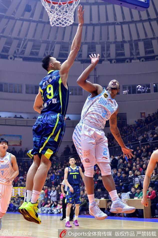 疆粤大战烽火再燃,易建联与周琦禁区争霸演绎传奇对决 西热力江犹如一颗出膛的炮弹,持球迅猛冲刺,眼神如鹰隼般犀利,仿佛下一秒就要用突破撕裂广东队的整条防线。