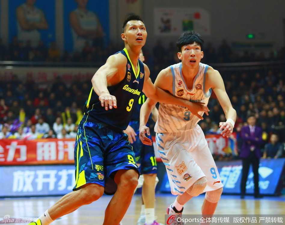 疆粤大战烽火再燃,易建联与周琦禁区争霸演绎传奇对决 古德洛克如灵蛇般穿梭于广东防线,在三人合围的缝隙中突然腾空,指尖轻柔一挑,上演超高难度的空中换手上篮。