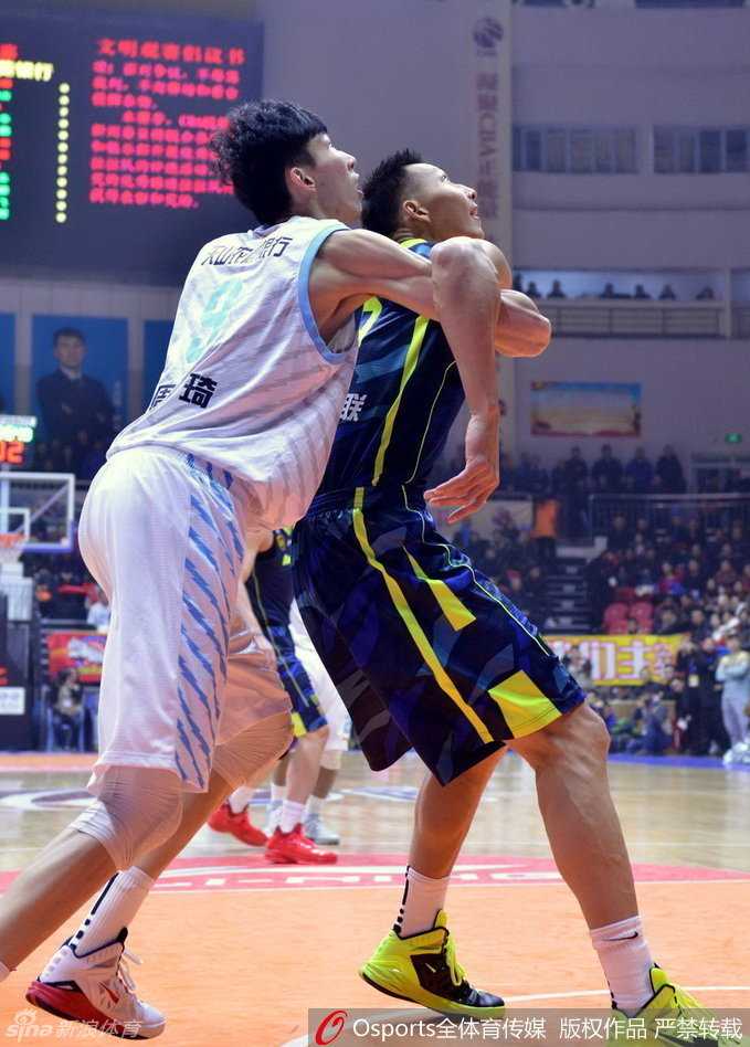 疆粤大战烽火再燃,易建联与周琦禁区争霸演绎传奇对决 王仕鹏持球瞬间如紧绷的弓弦,面对包夹毫无惧色,连续交叉步运球后猛然炸球起步,誓要撕裂新疆队的层层防线。