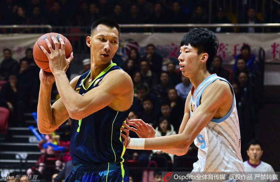疆粤大战烽火再燃,易建联与周琦禁区争霸演绎传奇对决 易建联背身持球,沉稳如山,面对周琦的长臂防守强行转身,肌肉碰撞的瞬间仿佛点燃了红山体育馆的硝烟。