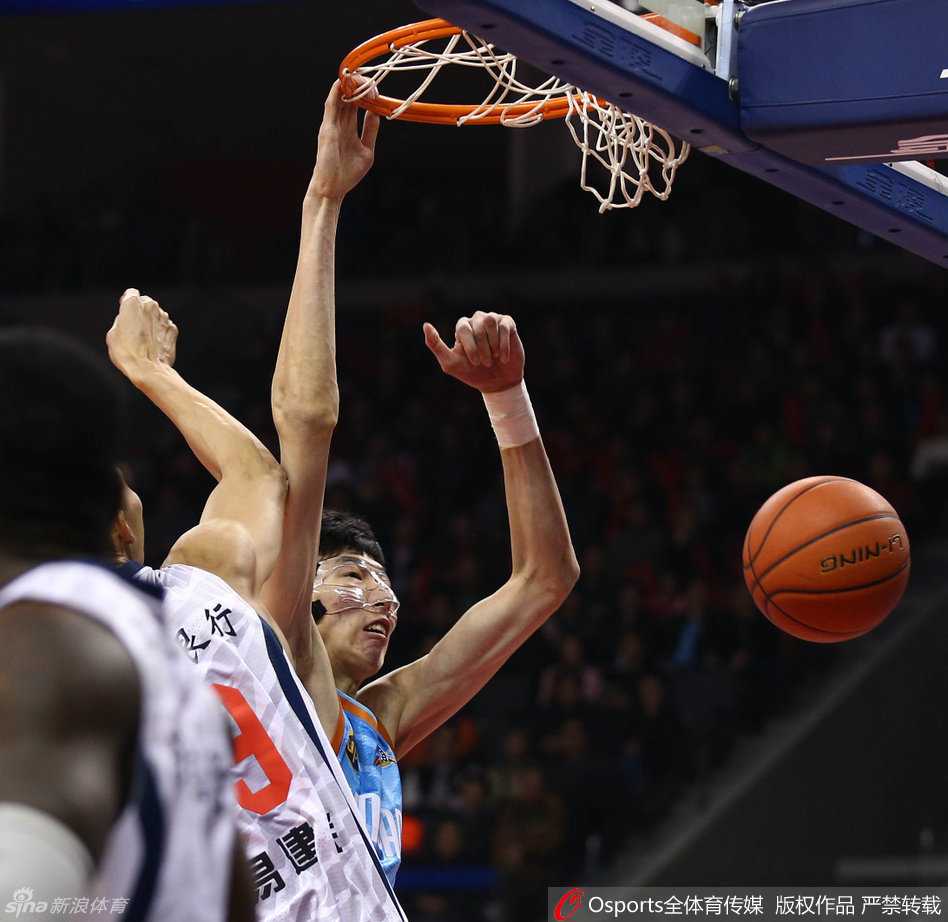 疆粤大战经典回眸:易建联劈扣周琦,新老王者激情对撞 广东外援拜纳姆与国家队宿敌刘炜对位,两人都全神贯注,拜纳姆凭借速度试图摆脱这位经验丰富的老将的纠缠。