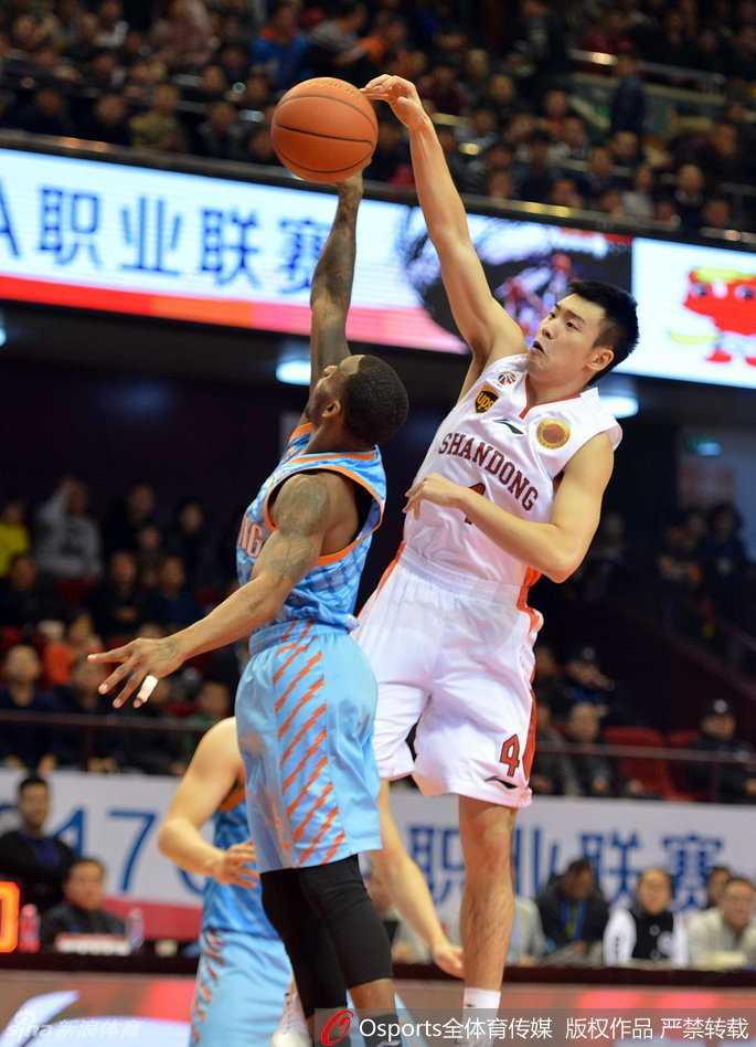 疆鲁大战周琦遮天大帽,丁彦雨航受伤离场仍砍最高分 周琦张开遮天巨臂,犹如移动长城一般送给对手一记无情封盖,守护新疆队禁区。