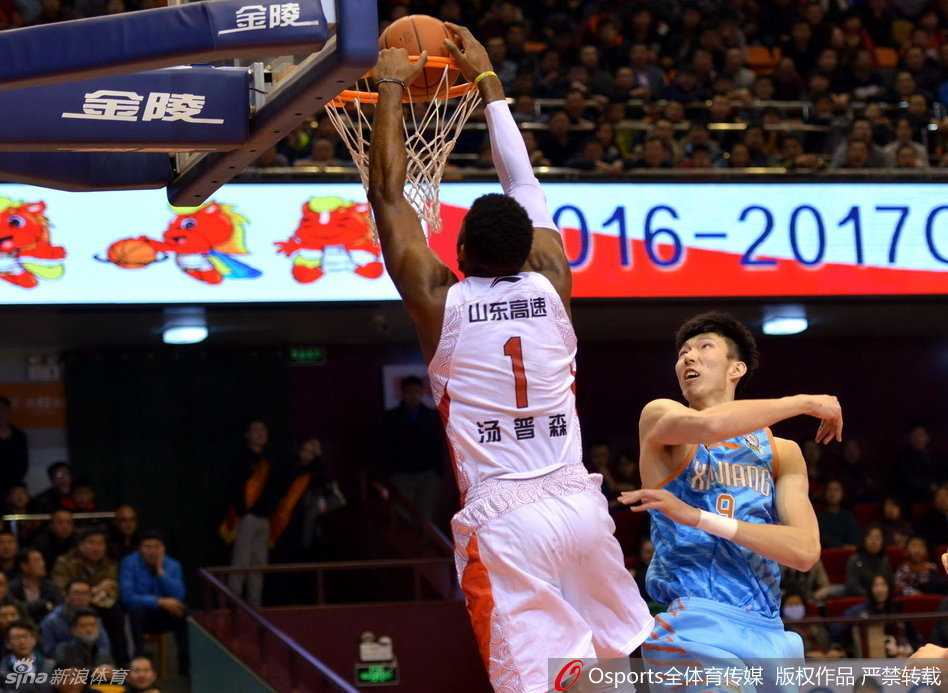 疆鲁大战周琦遮天大帽,丁彦雨航受伤离场仍砍最高分 亚当斯高高跃起飞身暴扣,整个身体在空中舒展成一张弓,势大力沉。