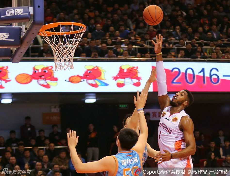 疆鲁大战周琦遮天大帽,丁彦雨航受伤离场仍砍最高分 周琦旱地拔葱般的跳投,迎着防守人柔和出手,篮球划出完美弧线。