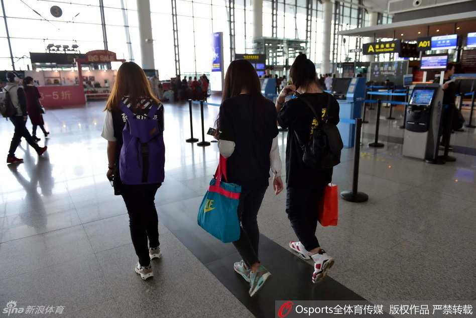 女球迷在笔记本上用力写下的寄语特写，字迹娟秀，笔触深情，其中