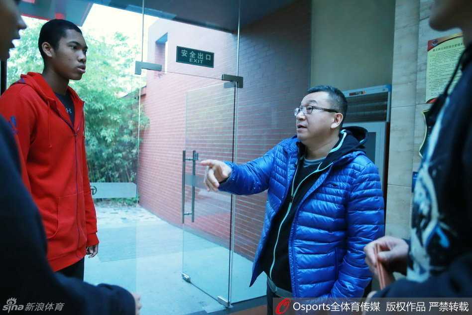 皇城根下的篮球少年:混血中锋丘天首度入选U18国青 身高臂长的混血中锋丘天在训练场上露出青涩笑容,黑色训练服下是他首次穿上国青战袍的骄傲与期待