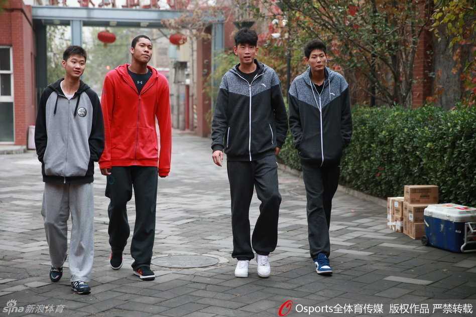 皇城根下的篮球少年:混血中锋丘天首度入选U18国青 训练间隙,国青主帅范斌将丘天拉到一旁单独指点,神情严肃而专注,丘天则认真聆听,眼神中透露出对细节的渴求