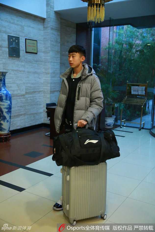 皇城根下的篮球少年:混血中锋丘天首度入选U18国青 训练场上,丘天在体能教练的指导下进行核心力量训练,汗水湿透了衣衫,他咬紧牙关坚持,展现出超越年龄的坚韧