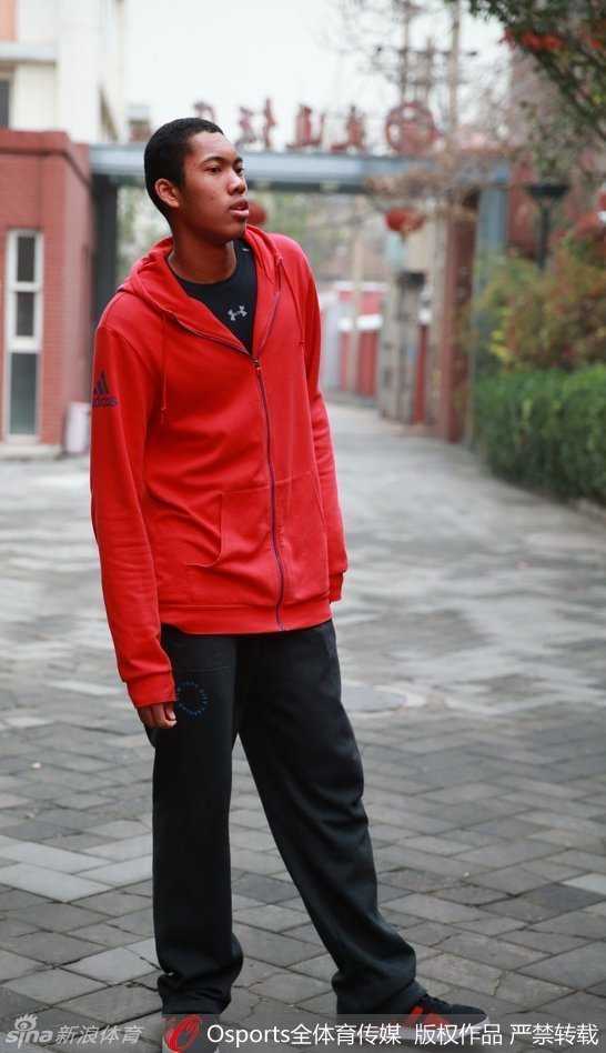 皇城根下的篮球少年:混血中锋丘天首度入选U18国青 国青队内对抗赛中,丘天在内线卡位要球,尽管防守球员极力干扰,但他依然凭借出色的身体素质占据有利位置