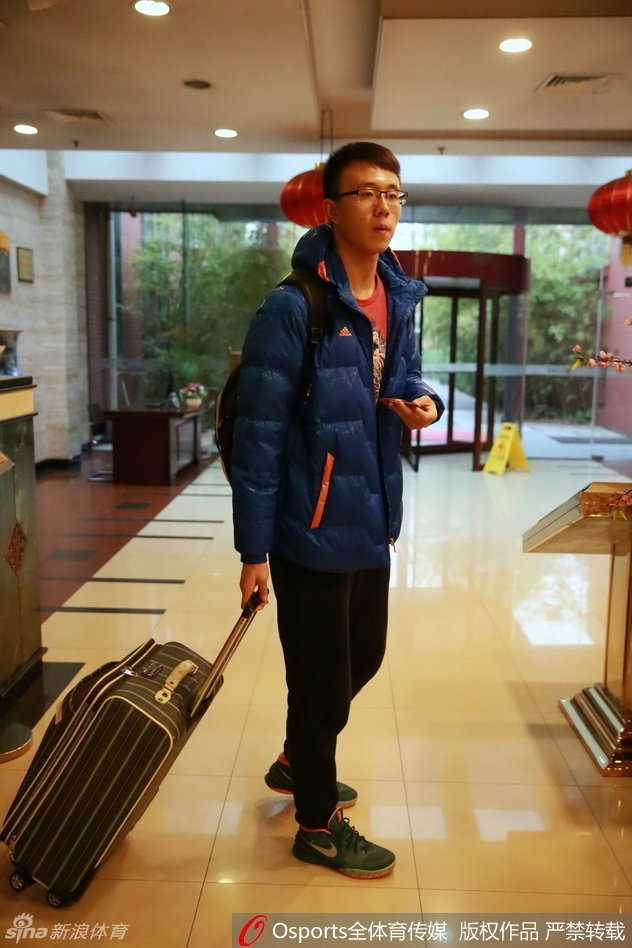 皇城根下的篮球少年:混血中锋丘天首度入选U18国青 夕阳余晖洒在训练馆的地板上,结束训练的丘天独自加练投篮,篮球空心入网的声音回荡在空旷的球馆,仿佛是他对未来的誓言