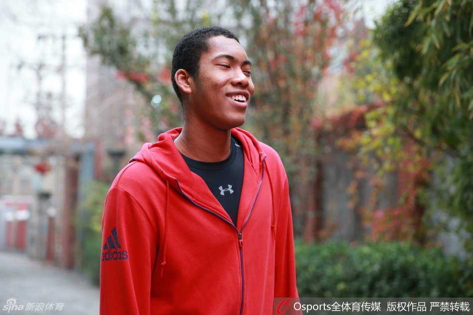皇城根下的篮球少年:混血中锋丘天首度入选U18国青 丘天在训练后拉伸放松,身边的国青队友们有说有笑,他已完全融入这个集体,用一口流利的北京话和队友们交流着心得
