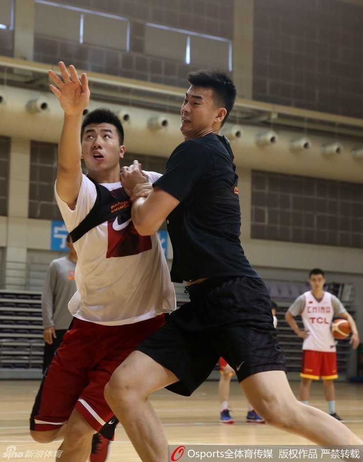 直击海埂:男篮奥运冲刺,宫家军打造血肉长城 王哲林利用梦幻脚步试图转身抹过贾诚,贾诚则压低重心死死顶住下盘,仿佛在演绎现实版的力量与技术的舞蹈