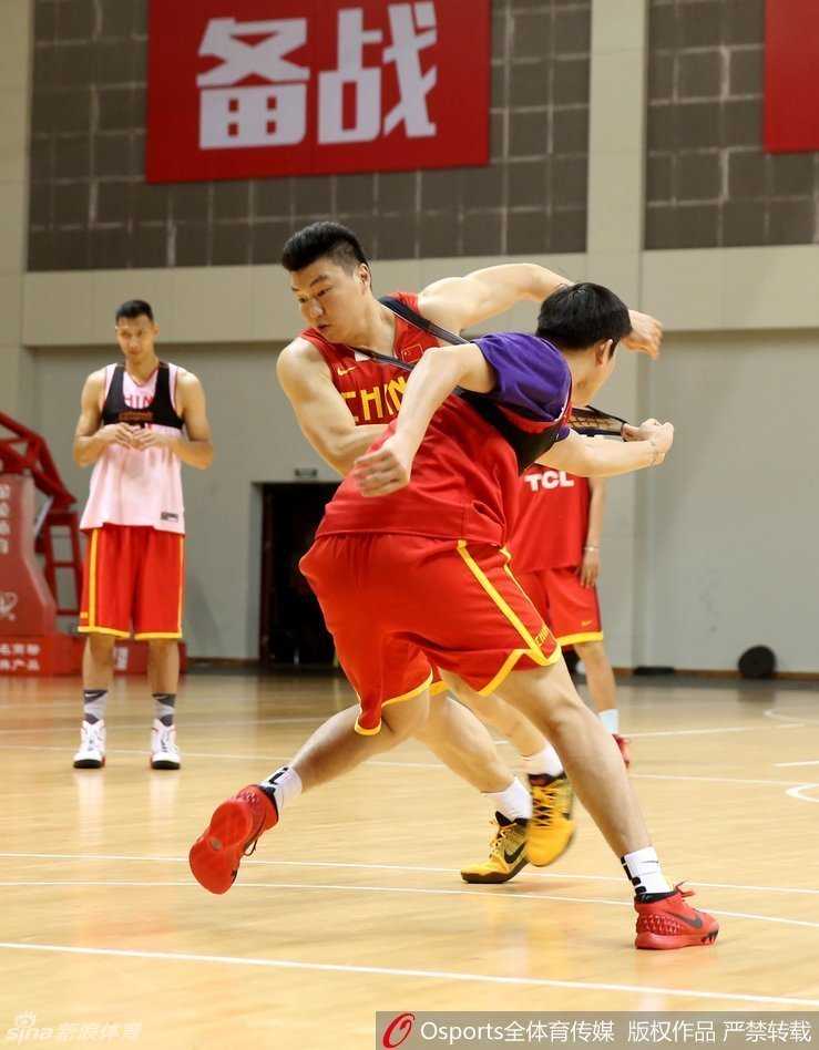 直击海埂:男篮奥运冲刺,宫家军打造血肉长城 赵岩昊灵巧地摆脱防守,赵大鹏在身后紧追不舍,两人在广厦就是队友,在国家队则化身相互砥砺的对手