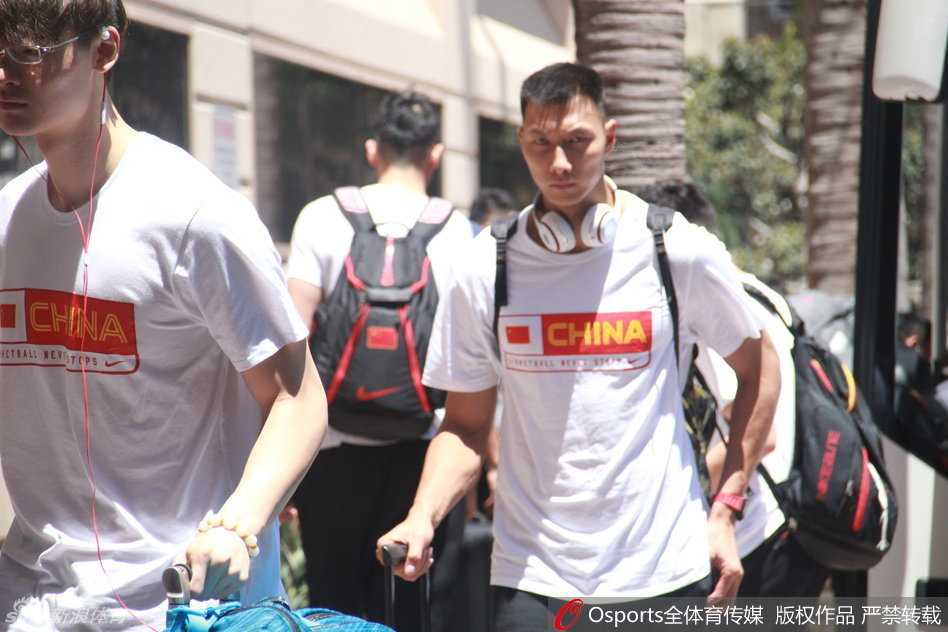 直击男篮抵美:阿联轻松写意,周琦略显疲惫开启最后热身 男篮领军人易建联走出通道,神情轻松自若,帅气逼人,面对镜头展现出核心应有的从容与霸气。