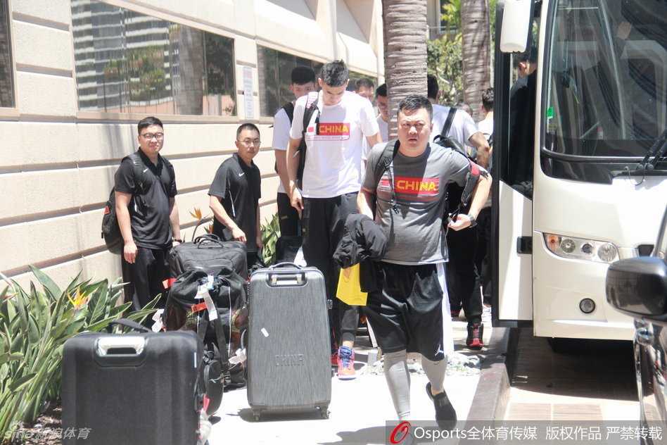 直击男篮抵美:阿联轻松写意,周琦略显疲惫开启最后热身 翟晓川走出机场状态放松,面带微笑,作为锋线上的重要轮换,他对即将到来的美国之旅充满信心。